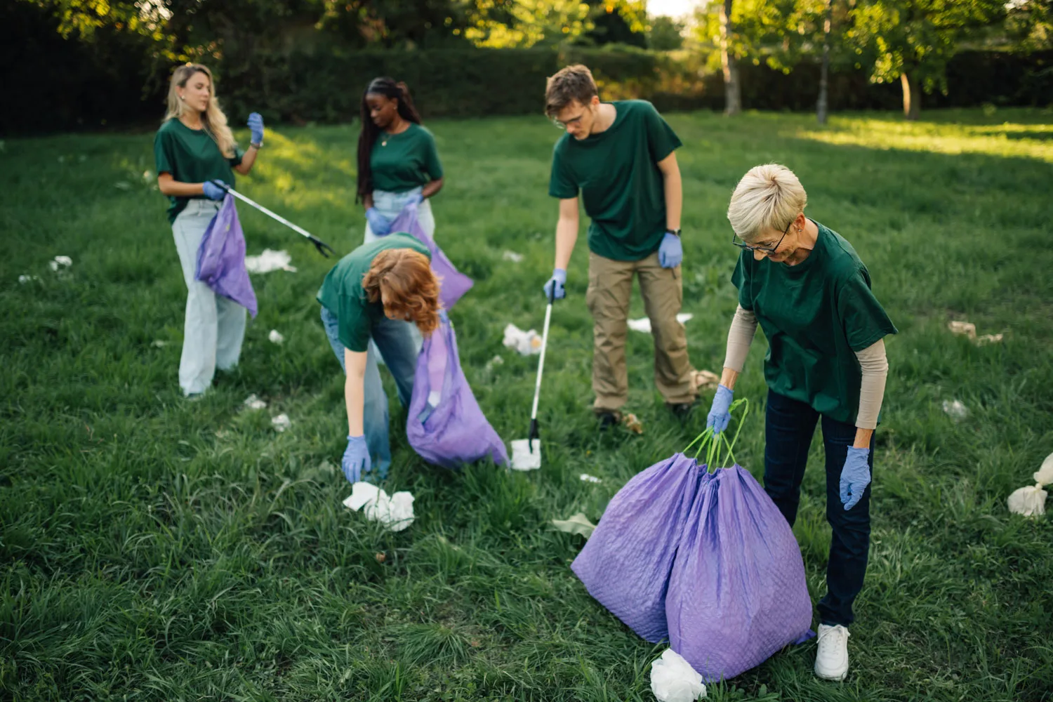 volunteers-collecting-garbage-in-park-wearing-gree-2025-01-23-16-48-36-utc2-1.webp